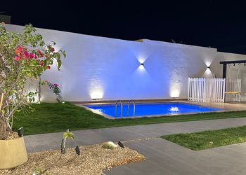 شاليه بجلسة تطل على مسبح خارجي 
