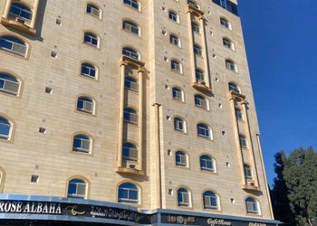 غرفة بسرير ماستر