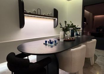 شقة بصالة انيقة وثلاث غرف نوم