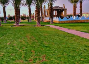 مزرعة بمسطح اخضر وبيت شعر