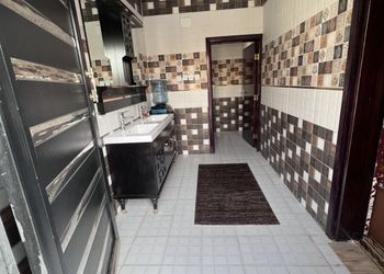 شاليه بمسطح اخضر وجلسة 