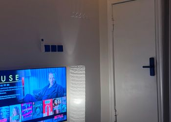 استديو بسرير ماستر  وجلسة جانبية