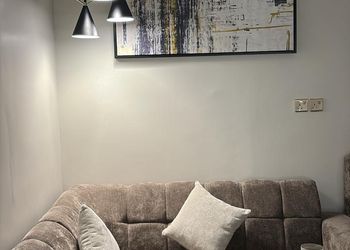 استديو بأثاث مريح وبسيط 