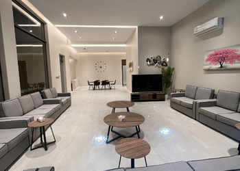 شاليه بجلسة خارجية على المسبح 