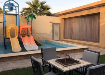 شاليه بمسبح العاب مائية وجلسة 