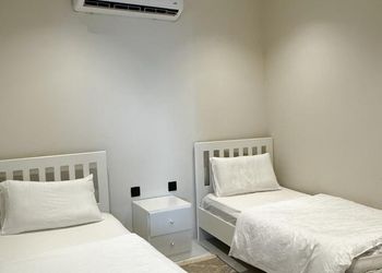 شاليه بمسطح اخضر ومسبح 