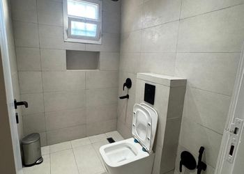 شاليه بمسطح اخضر ومسبح 