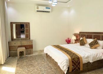 شاليه بمسطح اخضر وجلسة خارجية 