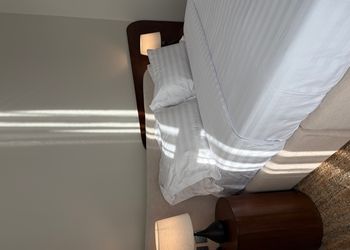 شقة بصالة وثلاث غرف نوم