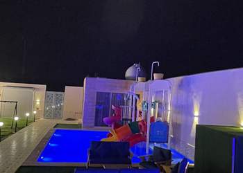 شاليه بمسطح اخضر ومسبح داخلي
