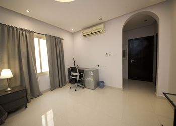 استديو بأثاث مريح وبسيط 