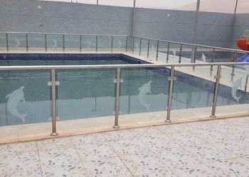 استراحة بألعاب أطفال وملعب كرة 