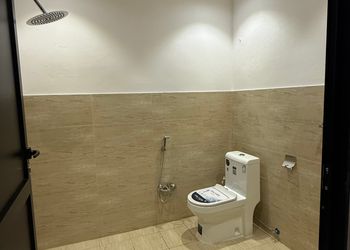 شاليه بمسطح اخضر وجلسة خارجية 