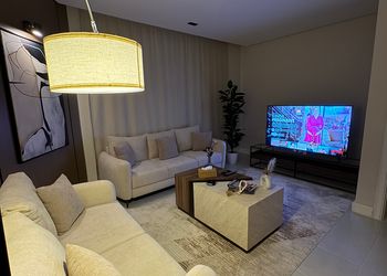 شقة بصالة أنيقة ودخول ذاتي