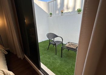استديو بأثاث مريح وبسيط 