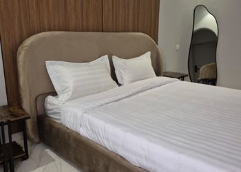 استديو بأثاث مريح وبسيط 