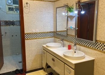 شقة بغرفة نوم ودورة مياة