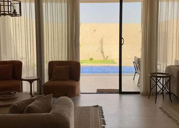 شاليه بجلسة تطل على مسبح خارجي 