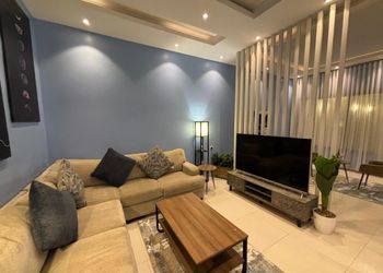 شاليه بجلسة تطل على مسبح خارجي 