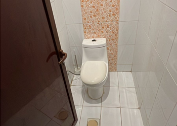 شاليه بصالة واسعة ومسبح خارجي 