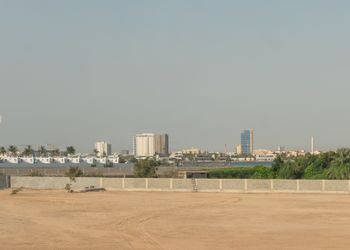 شقة بغرفة معيشة وغرفتين نوم 