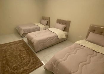 شاليه بصالة مطلة على مسبح داخلي