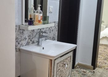 شقة بصالة أنيقة وغرفتين نوم