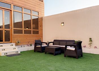 كوخ بمجلس مطل على المسبح 