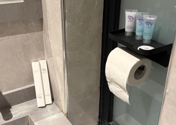 استديو بأثاث مريح وبسيط 