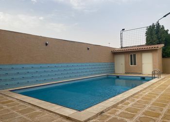 استراحة بمسطح اخضر وجلسة خارجية