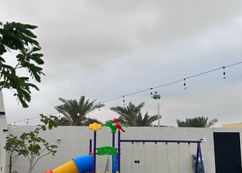 شاليه بصالة أنيقة وأجواء ممتعة 