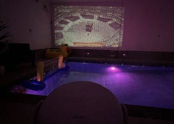 شاليه بمسبح داخلي ومجالس انيقة