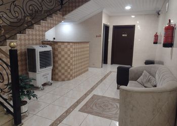 شقة بغرفة معيشة وغرفة نوم 