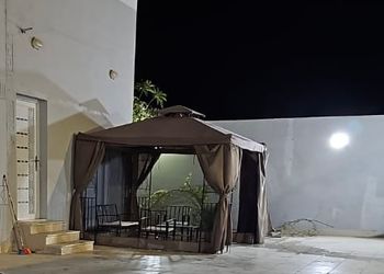 استراحة بمجلس وفناء خارجي 