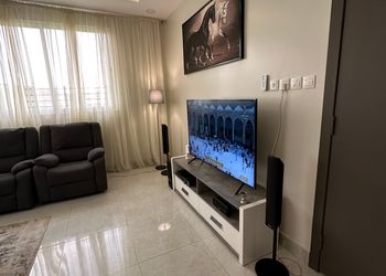 شقة بصالة وثلاث غرف نوم 