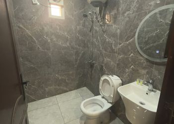 غرفة بسرير ماستر