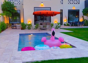 شاليه بمسطح اخضر ومسبح 