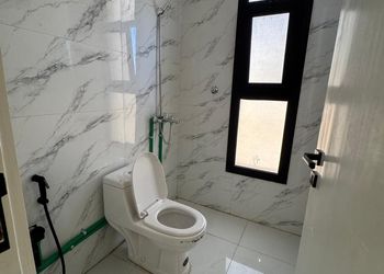 شقة بغرفة معيشة وغرفة نوم 