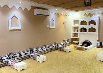 استراحة بمجلس وفناء خارجي 