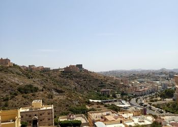 شقة بصالة جلوس وغرفتين نوم 