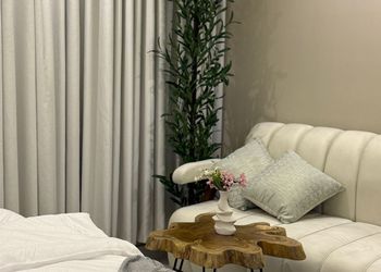 استديو بسرير مريح وتصميم هادئ 