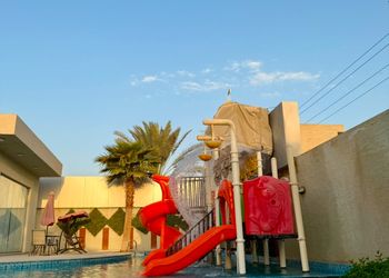 شاليه بمسطح اخضر وجلسة خارجية