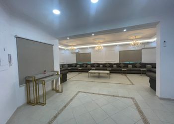 شاليه بمسبح وجلسات خارجية ومجالس