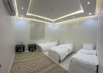 شقة بصالة وثلاث غرف نوم 
