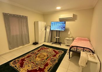 استديو بسرير مفرد وأثاث مريح 