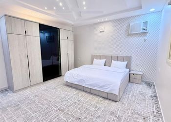 شقة بصالة جلوس وثلاث غرف نوم 