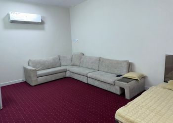 استديو بسرير فردي وبأثاث بسيط 