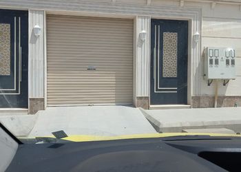 غرفة بسرير مفرد وأثاث مريح