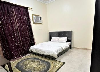 شقة بغرفة نوم ودورة مياة