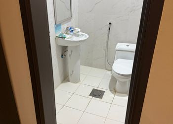 غرفة بسرير ماستر